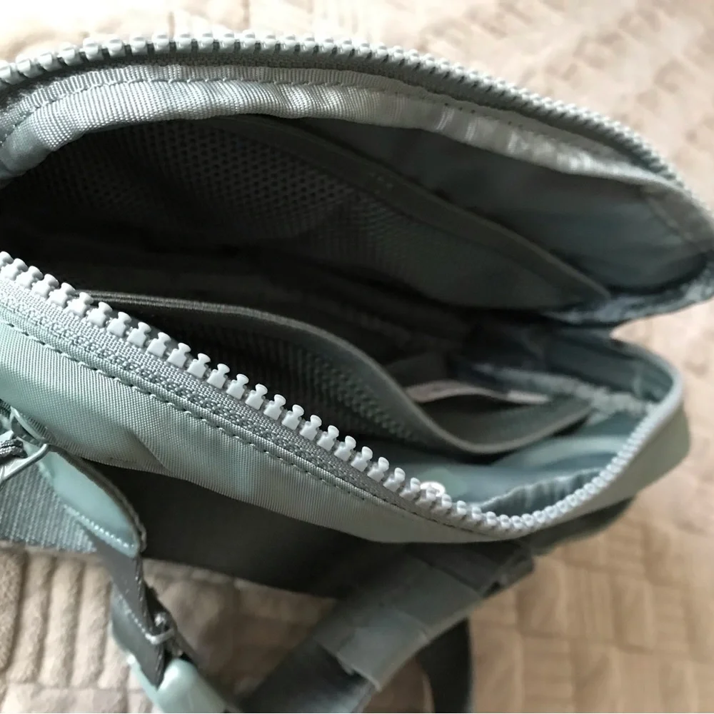 Everywhere Belt Bag   NWOT - Picture 5 of 10